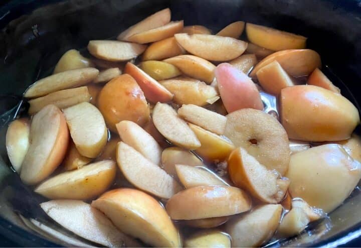 Sliced apples in a slow cooker.