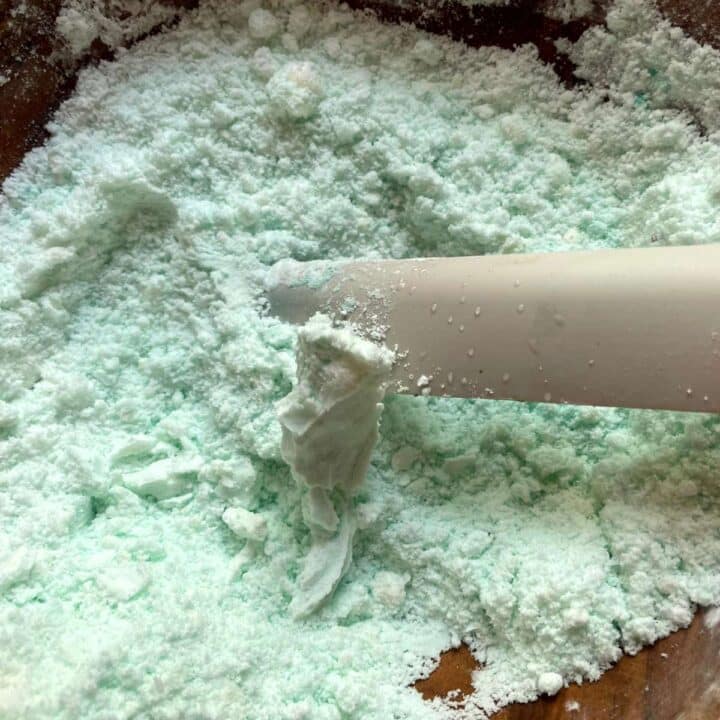 Making DIY aromatherapy shower steamers