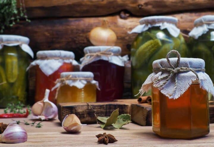 Garlic cloves and canning jars with burlap and twine