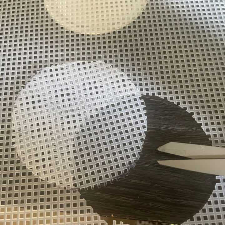 Cutting mason jar mesh lid from plastic canvas.