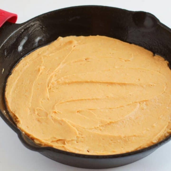 Pumpkin-Cinnamon-Roll-Skillet-Cake-Recipe-9