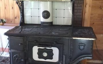 Wood burning cookstove from 1911 - Renfrew Acorn model.